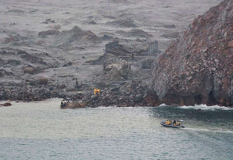 Personal de emergencia participa en una operación de recuperación para recuperar los cuerpos que quedan en Whaakari tras la erupción volcánica