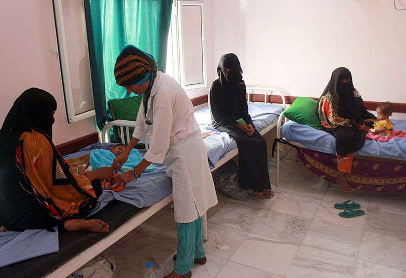 Un médico examina a un niño yemení que sufre de malnutrición, en un centro de tratamiento en la provincia septentrional de Hajjah, en el Yemen, el 5 de julio de 2020