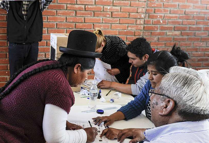 Una mujer aymara emite su voto durante las elecciones presidenciales, en La Paz, Bolivia, el 20 de octubre de 2019