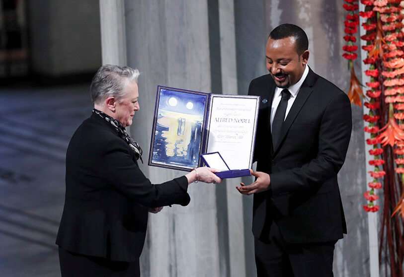 El primer ministro de Etiopía, Abiy Ahmed, es presentado por el presidente del Comité del Premio Nobel, Berit Reiss-Andersen, durante la ceremonia de entrega del Premio Nobel de la Paz
