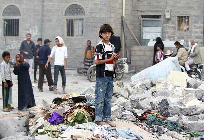 Un niño yemení de pie entre los escombros, capital, Saná