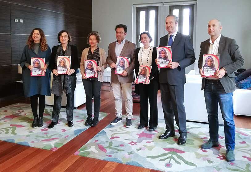 Los responsables de Save The Children posan con el informe este jueves tras la presentación en Casa Árabe