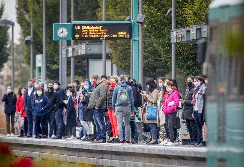 Gente con mascarillas a la espera del tren subterráneo en Alemania