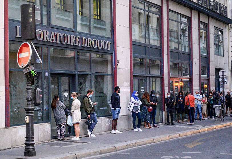 Cola frente a un laboratorio médico para hacerse la prueba en Paris