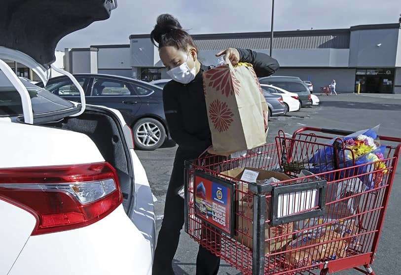En esta foto de archivo del 1 de julio de 2020, la trabajadora de Instacart Saori Okawa carga alimentos en su coche para entregarlos a domicilio en San Leandro, California AP/BEN MARGOT