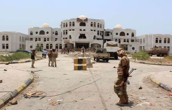 Las fuerzas del Gobierno yemení caminan en Zinjibar el 16 de agosto de 2016 después de ingresar a la capital de la provincia sureña de Abyan, tras una ofensiva respaldada por ataques aéreos liderados por Arabia Saudí para recuperar la ciudad de los extremistas de Al Qaeda.