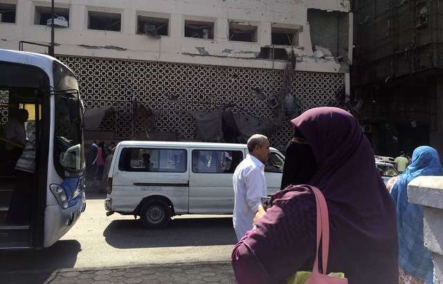 Escena del atentado con coche bomba en la ciudad de El Cairo