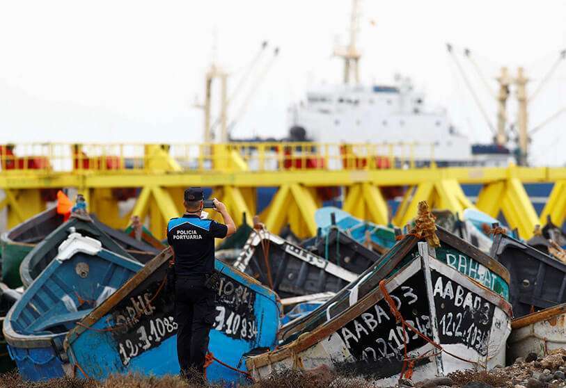 AP/JAVIER BAULUZ -Embarcación de madera utilizada por los migrantes de Marruecos en la costa de la isla de Canarias