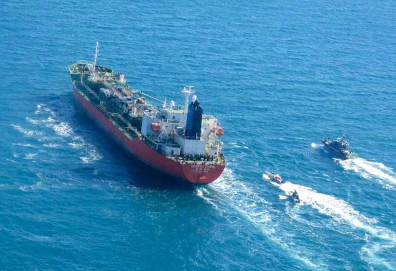 Une image obtenue par l'AFP auprès de l'agence de presse iranienne Tasnim le 4 janvier 2021 montre le pétrolier sous pavillon sud-coréen escorté par la marine des gardiens de la révolution iranienne après avoir été saisi dans le Golfe AFP/ TASNIM NEWS
