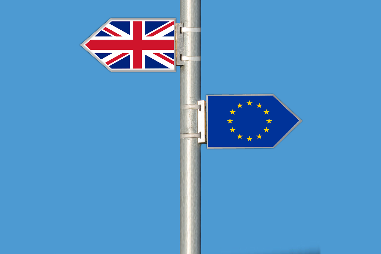 Banderas de Reino Unido y la Unión Europea.