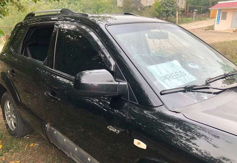 Imagen de un coche de prensa atacado