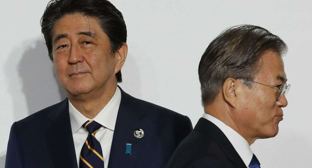Kim Kyung-Hoon / El primer ministro japonés, Shinzo Abe, y el presidente de Corea del Sur, Moon Jae-in