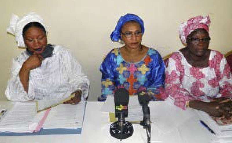 Figura 2. De derecha a izquierda: Soyata Maiga, abogada, Saran Keïta Diakité, presidenta de la Red de mujeres por la paz y la seguridad REPSFECO/Mali, y Diarra Afoussatou Thiero. Fuente. REPSFECO/Mali, UN Women. Disponible en: https://www.unwomen.org/es/news/stories/2012/5/q-a-with-saran-keïta-diakite-and-traore- oumou-toure-from-mali-on-their-participation-in-mali-s-peace