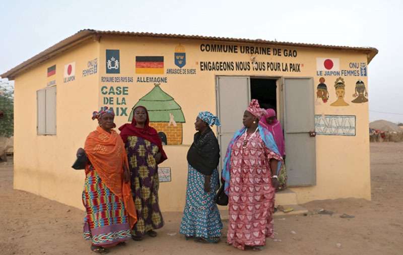Figura 4. Mujeres enfrente de la «Cabaña de Paz» de Gao. Fuente. Sandra Kreutzer. UN Women, disponible en: https://www.unwomen.org/en/news/stories/2019/5/feature-mali- peace-huts-a-place-of-peace-and-reconciliation