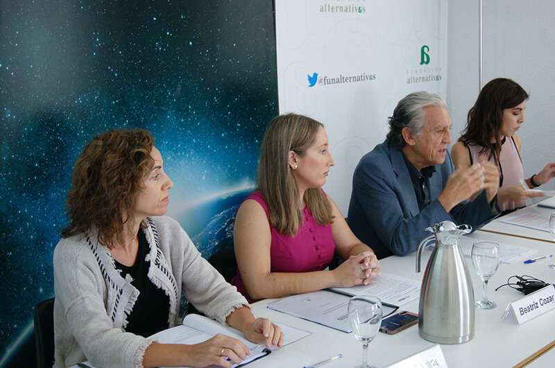 De izquierda a derecha, Beatriz Cózar (jurista), Diego López Garrido (Director de la Fundación Alternativas) y Leticia Rodríguez (politóloga) durante la presentación del informe este miércoles.