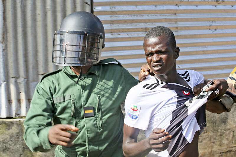 Las detenciones de manifestantes han sido tildadas de injustas y arbitrarias por grupos en defensa de los derechos humanos