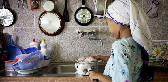 Una joven marroquí en una cocina