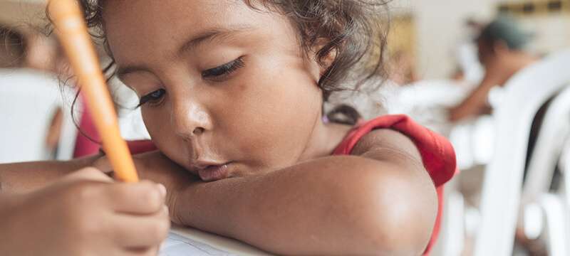 Yulis Rivas hace un dibujo de sus padres en un centro infantil de Cúcuta, en Colombia, donde UNICEF ofrece actividades para niños migrantes venezolanos y sus familias