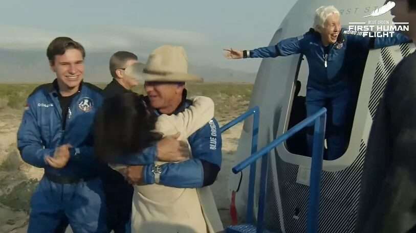 Alegría y satisfacción de Oliver Damien, Jeff Bezos y Mary Wallace Funk tras un vuelo espacial de ida y vuelta que desde el despegue hasta el aterrizaje se prolongó durante 10 minutos y 10 segundos