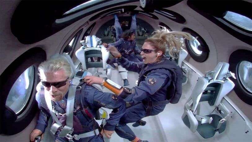 El británico Richard Branson consiguió el éxito nueve días antes. Se anticipó al norteamericano y voló el 11 de julio en su avión suborbital SpaceShipTwo, acompañado por tres directivos de su compañía Virgin Galactic.