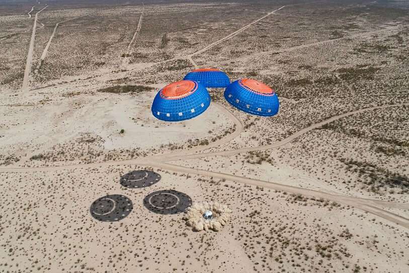 La cápsula New Shepard rebasa el límite del centenar de kilómetros de altura, describe una trayectoria balística de descenso y aterriza amortiguada por tres paracaídas y la acción de un retrocohete que se dispara segundos antes de tocar el suelo, al igual que las rusas Soyuz