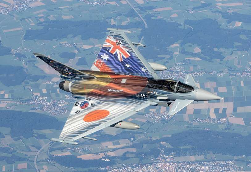PHOTO/Luftwaffe - El avión Eurofighter del jefe de la unidad expedicionaria de la Luftwaffe, el coronel Gordon Schnittger, decorado en su totalidad con los colores de las banderas de los países que visitará durante su despliegue intercontinental
