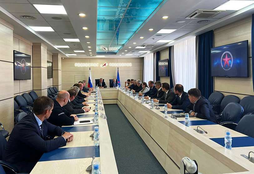 PHOTO/Roscosmos - El director general entrante, Yuri Borisov, y el saliente, Dimitri Rogozin (al fondo) se reunieron el día 15 de julio con la cúpula de la Corporación para dejar sentadas las prioridades de la nueva etapa que ahora se inicia