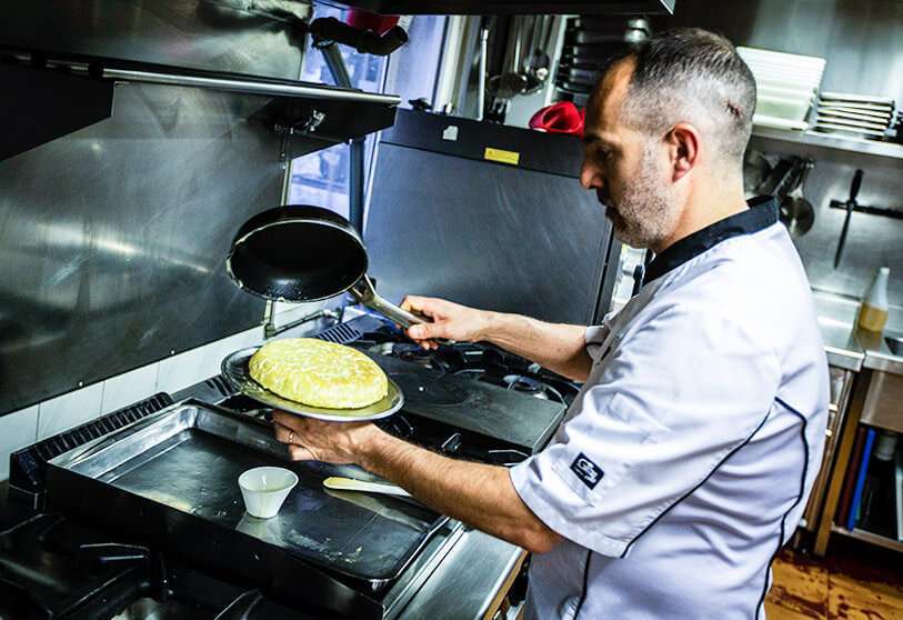 Las discusiones en el Consejo de Ministros han sido agrias. En la coalición de Gobierno queda patente la gran cuestión que separa a las dos Españas: la tortilla de patatas, con cebolla o sin cebolla