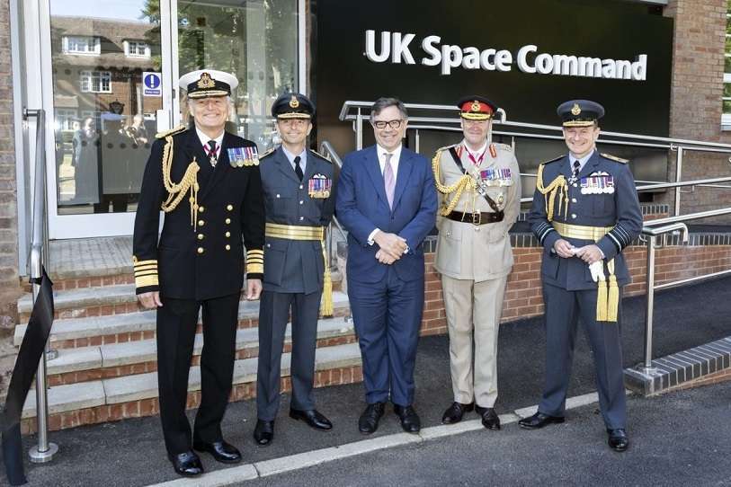 El secretario de Estado de Defensa para Adquisiciones, Jeremy Quin, y los jefes de la Armada y los Ejércitos de Tierra y Aire, junto al vicemariscal del Aire Paul Godfrey (segundo por la izquierda), jefe del US Space Command