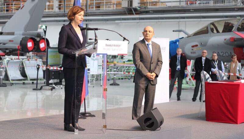 PHOTO/Dassault Aviation-Frederic Lert - Florence Parly fue ministra de Defensa de Francia durante 5 años (2017-2022) y bajo su dirección se puso en marcha el programa NGWS/FCAS. Junto a ella, Éric Trappier, el gran patrono de Dassault y la industria aeronáutica gala