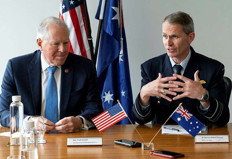 PHOTO/USAF - El Jefe de Estado Mayor de la RAAF, mariscal Robert Chipman, con el secretario de la Fuerza Aérea de Estados Unidos, Frank Kendall. El Pentágono participa con un importante número de cazas F-35B y F-22