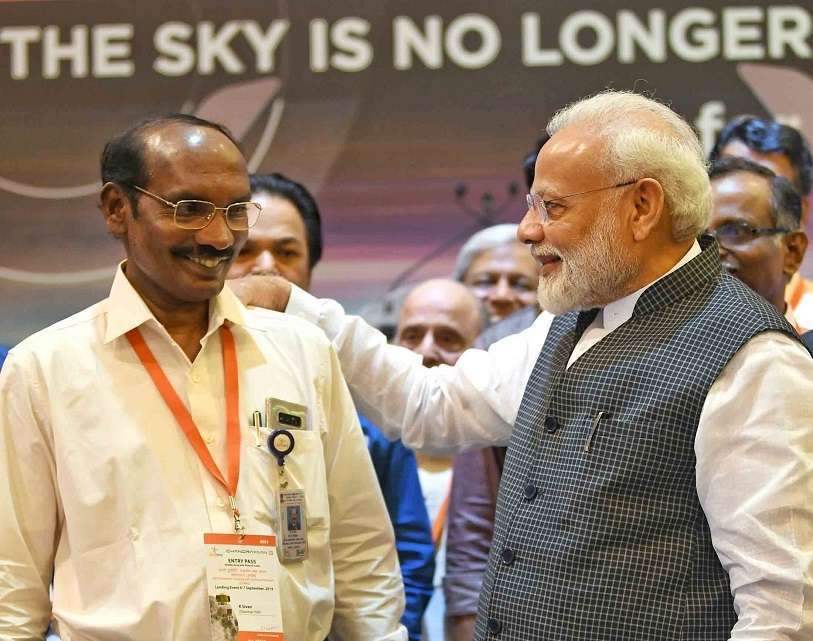 El primer ministro Narendra Modi (derecha) tiene depositada su plena confianza en el presidente de la Agencia Espacial India (ISRO), el profesor K. Siva