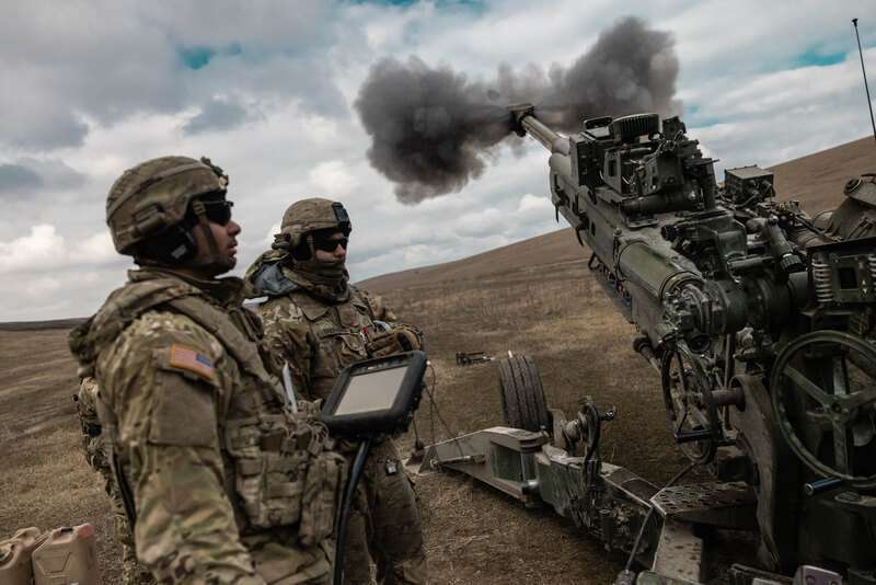 PHOTO/US Army - Los países de la Alianza ejecutan ejercicios tácticos con terceros países incrementar la interoperabilidad, como el efectuado por una batería de obuses M777 del 2º Regimiento de Caballería del US Army en Rumania en febrero pasado