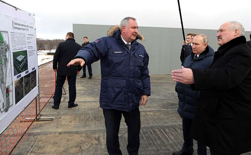 PHOTO/Kremlin - Dimitri Rogozin muestra a los presidentes Putin y Alexander Lukashenko (de Bielorrusia), un panel con las principales instalaciones del nuevo cosmódromo de Vostochny (Siberia), que será la principal base de lanzamientos espaciales de Rusia
