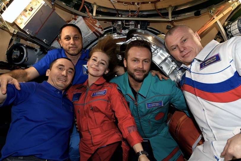 Yulia Peresild interpretó su papel a bordo de la Estación Espacial Internacional bajo la dirección de Klim Shipenko (con barba) y la participación de los cosmonautas Oleg Novitsky, Anton Shkaplerov y Peter Dubrov