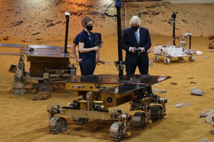 La corporación europea Airbus tiene en la localidad británica de Stevenage una factoría dedicada al desarrollo y construcción de satélites y plataformas espaciales. Boris Johnson inauguró en agosto pasado una nueva instalación y se entretuvo con el todo terreno ExoMars, que despegará camino de Marte en 2022