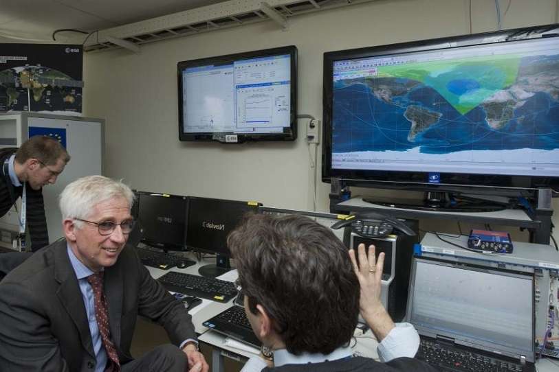 Nombrado en el año 2000 jefe de proyecto de Galileo, Javier Benedicto (izquierda) se ha dedicado desde entonces a superar las enormes complejidades técnicas de hacer realidad el sistema de posicionamiento global europeo