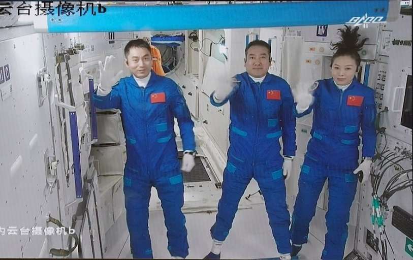 El general Zhai Zhigang (centro), la coronel Wang Yaping y el también coronel Ye Guangfu tienen que elevar el record de permanencia de los cosmonautas chinos de 3 a 6 meses