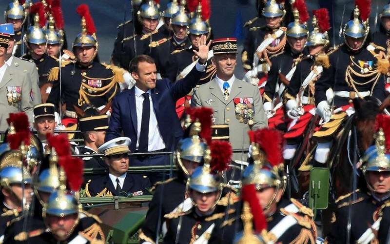 PHOTO/Reuters-Gonzalo Fuentes - A diferencia de España, los JEMAD de Francia despachan semanalmente con el presidente de la Republica. El general François Lecointre, JEMAD entre 2017 y 2021, con Macron en el desfile militar de París del 14 de julio