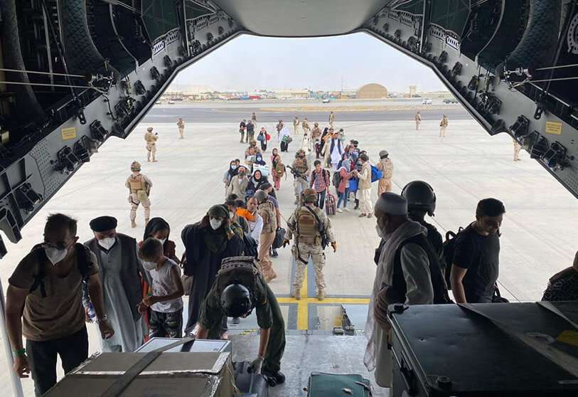 Ciudadanos españoles y afganos embarcan en el avión español estacionado en el aeropuerto de Kabul. El Mando de Operaciones que capitanea el teniente general del Aire Manuel Braco es el principal responsable directo de la misión de rescate