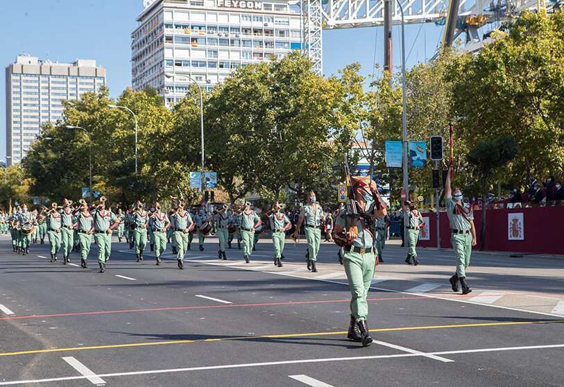El paso de la Legión arrancó los mayores aplausos y vítores del público que presenciaba el desfile en directo. También de los ministros, en especial de Unidas Podemos, fervientes admiradores del Tercio de Extranjeros