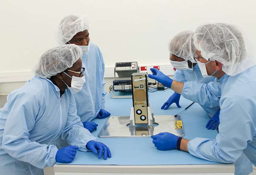 PHOTO/DST - Kenia y Sudáfrica quedan lejos del grado de desarrollo de la industria espacial española, por lo que es viable establecer un marco de cooperación. El nano satélite de 4 kilos ZACube2 y tecnología radio definida por software fue lanzado en 2018