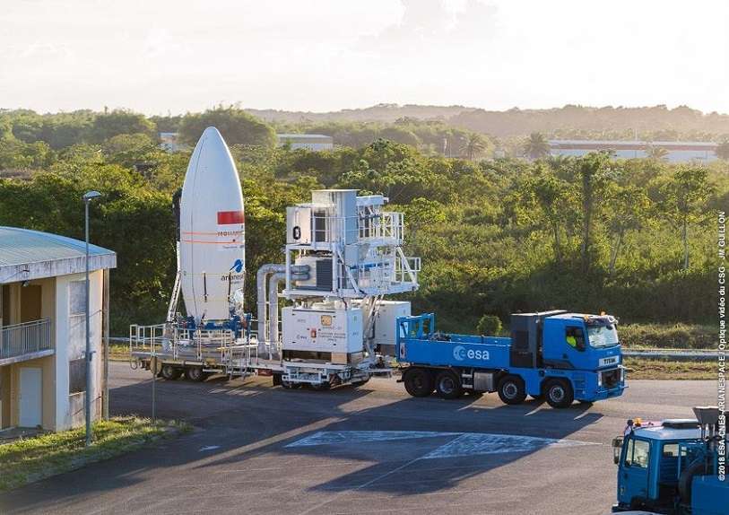 La parte alta del lanzador Vega en la que va encerrado el satélite marroquí Mohammed VI-B se traslada hasta la rampa de lanzamiento en la Guayana francesa en un vehículo especial