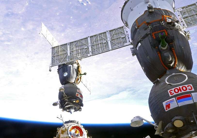 La cápsula espacial Soyuz se desacopla de la ISS a 420 kilómetros de altura para iniciar su vuelo de descenso y traer de regreso a la Tierra a Yulia Peresild, Klim Shipenko y el cosmonauta Oleg Novitsky