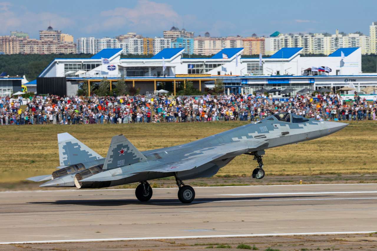 PHOTO/MAKS - La edición de 2021 ha estado repleta de exhibiciones aéreas de patrullas acrobáticas de Rusia e India, de aviones de pasajeros y de aviones de combate, como el indetectable Sukhoi Su-57 de la imagen