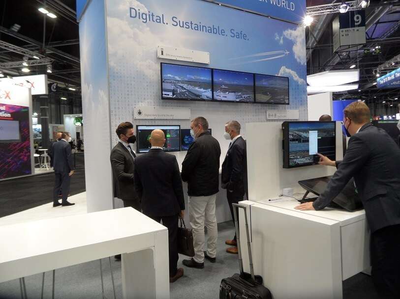 Los expositores competían entre sí por ofrecer las últimas novedades en radares holográficos y nuevas versiones en 3D, en movilidad aérea avanzada autónoma en áreas urbanas y comerciales e innovadores sistemas de vigilancia de los movimientos aeroportuarios