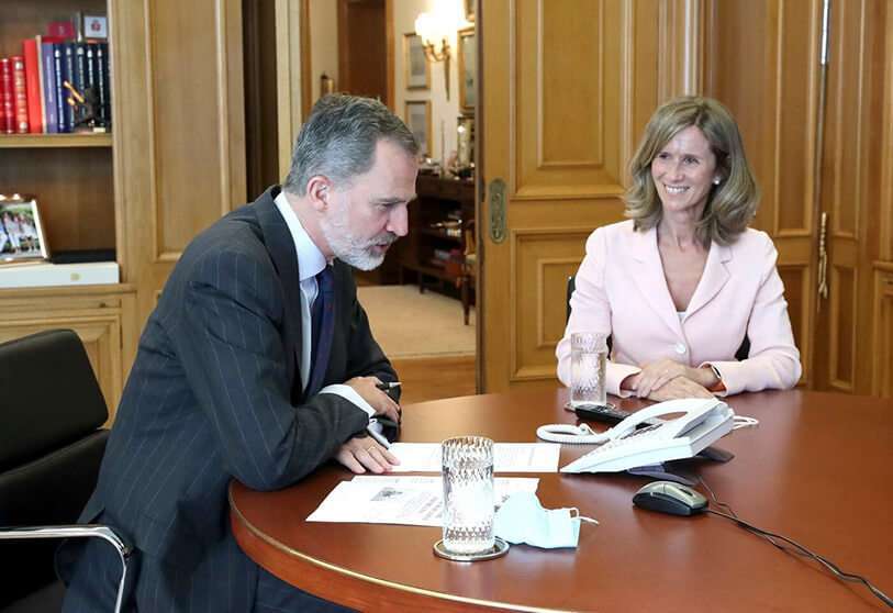 PHOTO/Casa Real - El rey Felipe VI dialoga desde su despacho en el Palacio de la Zarzuela con el astronauta Chris Cassidy, que en 2020 fue el responsable de la instalación del primer iSIM en el Modulo de Experimentación japonés Kibo