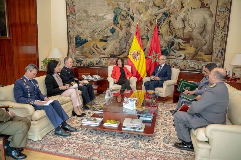 La delegación marroquí encabezada por el ministro encargado de los asuntos de Defensa, Abdelatif Loudy, en su reunión de marzo de 2019 en Madrid con la titular española de Defensa, Margarita Robles, y su equipo directivo