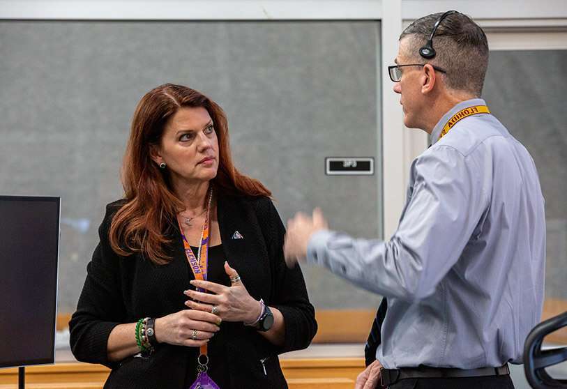 PHOTO/NASA-Kim Shiflett - La directora de lanzamiento, Charlie Blackwell-Thompson, se enfrenta a lluvias esporádicas durante la ventana de lanzamiento del 3 de septiembre, lo que de producirse impide el despegue mientras se prolonguen