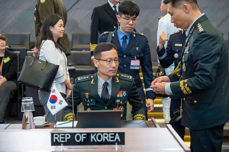 PHOTO/NATO - Australia, Nueva Zelanda, Japón y Corea son los principales socios globales de la OTAN. Sus altos mandos militares, como el 2º Jefe de Estado Mayor de la Defensa de Corea, general Jeong-hwan Park, son invitados a acudir a las sesiones del Comité Militar de la Alianza
